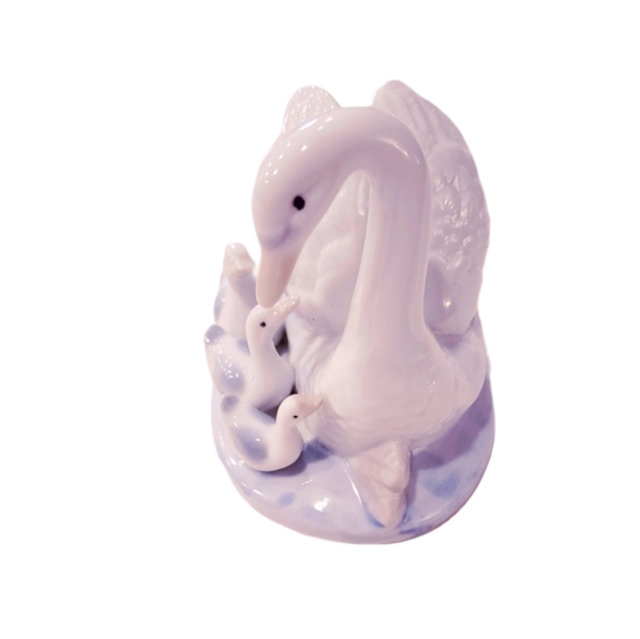 Home decor- Swan family - Picture 2 of 3